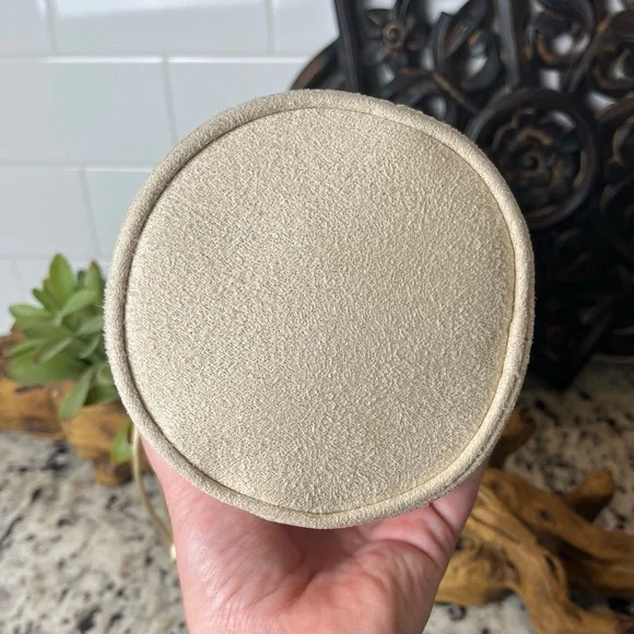 Bvlgari x Emirates Metallic Drawstring Pouch - Picture 4 of 11